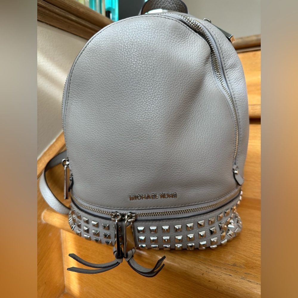 Michael Kors Rhea Medium Backpack -pearl grey